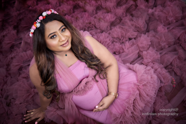 ndoor-maternity-photoshoot-in-mumbai-innfinites-photography